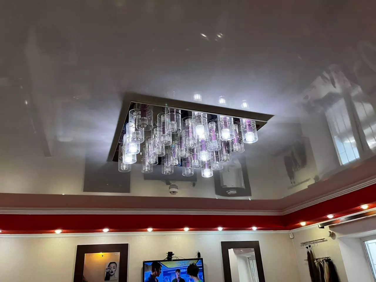 Глянцевый натяжной потолок в офис, фото 2